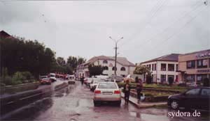 Die Hauptstraße in Richtung Brücke neben dem Rathaus in Velykyi Bychkiv.