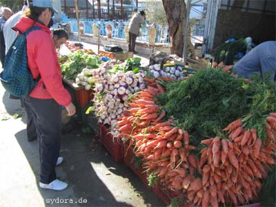 Auf dem Basar oder Wochenmarkt natürliche Lebensmittel kaufen