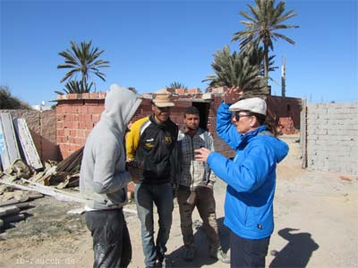 nelia sydoriak-rauch im Gespräch auf einer Baustelle, Djerba