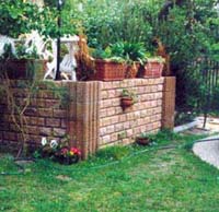 Terrassengestaltung mit Trockenmauerwerk im Garten