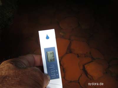 Messung der Leitfähigkeit des Mineralwassers in Kossovskaja Poljana