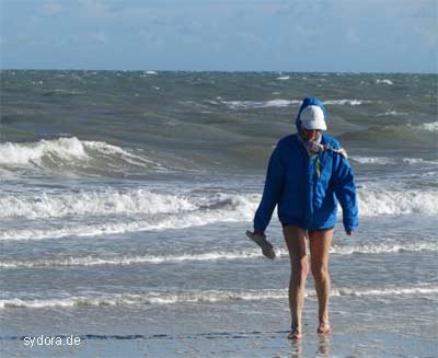 Nelia beim Wassertreten im Dezember auf Djerba