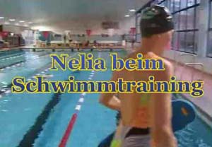 Nelia beim Schwimmtraining