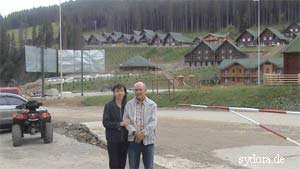 Peter Rauch und Nelia Sydoriak im Skizentrum Bukovel in Transkarpatien