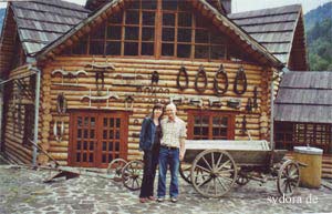 Peter Rauch und Nelia Sydoriak vor der Gaststätte am geografischen Mittelpunkt von Europa, Gaststätte und Souvenirstände