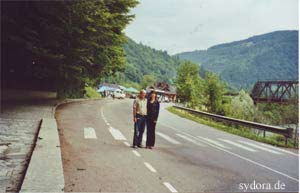 Peter Rauch und Nelia Sydoriak am geografischen Mittelpunkt von Europa, Tal aufwärts in Richtung Rachiv.
