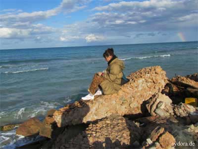 Nelia Sydoriak-Rauch am Mittelmeerstrand auf Djerba