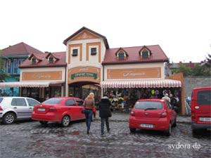 Uzhgorod, Eingang einer kleinen Verkaufspassage im Zentrum