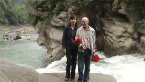Nelia Sydoriak mit Peter Rauch am Wasserfall in Yaremch